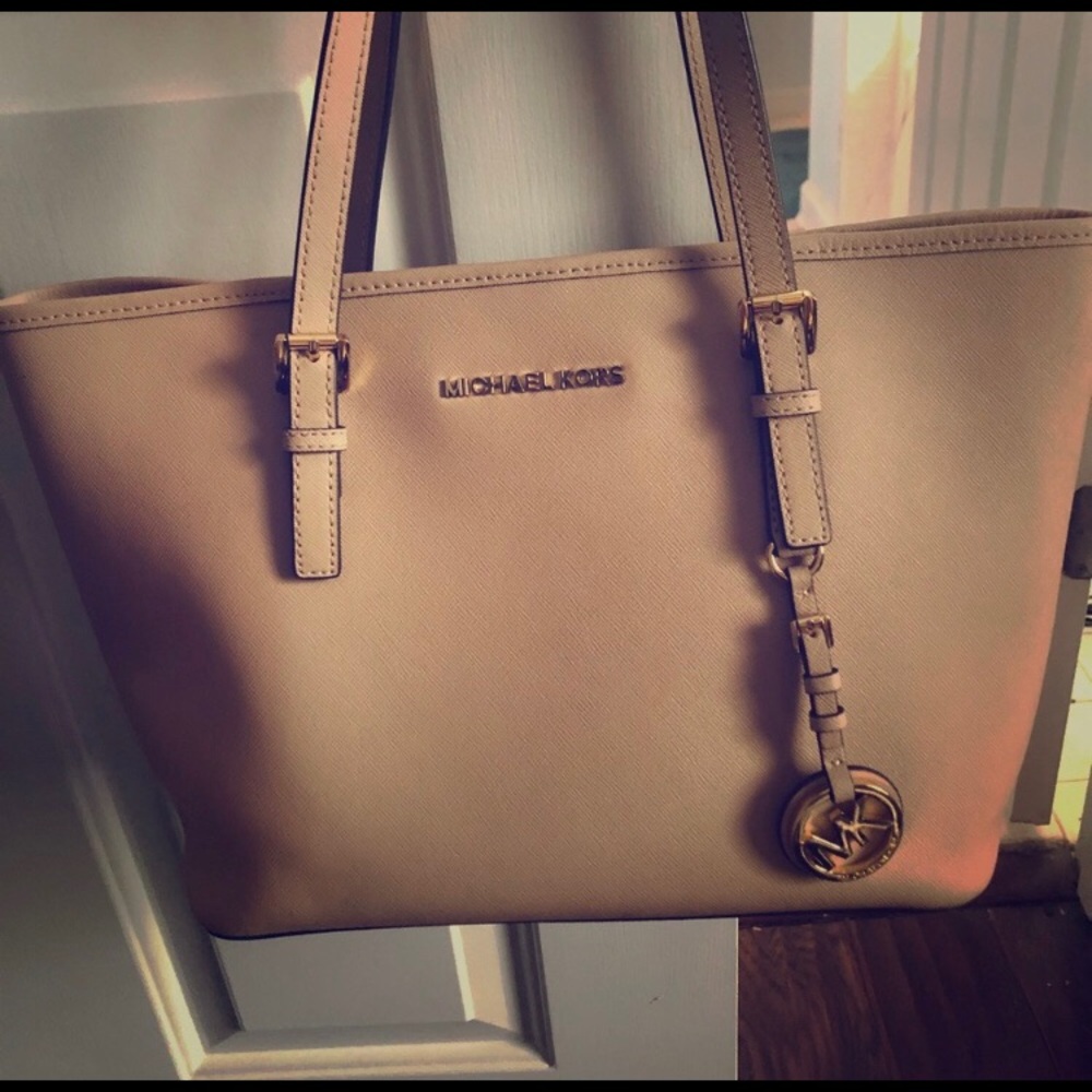 Michael Kors sarafinno leather purse. Color oyster